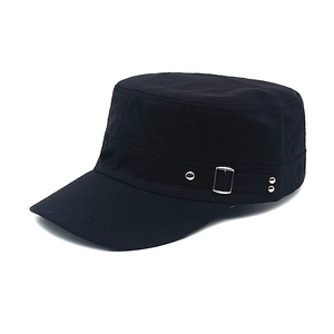 Cappello militare nero in cotone con fibbia laterale e rivetti su sfondo bianco