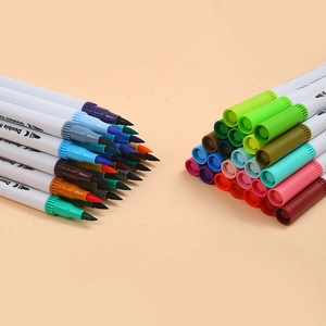 Vue détaillée de marqueurs aquarelle à double pointe colorés pour enfants avec pinceau
