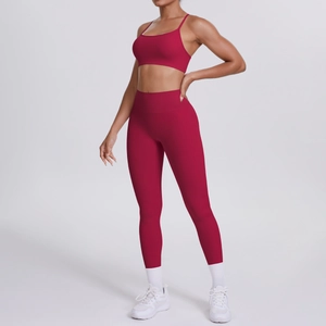 Details des nahtlosen weinroten Yoga-Sets mit High-Waist-Leggings und dünnem Träger-BH