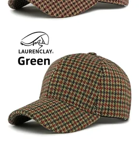 Λεπτομέρεια από πράσινη μάλλινη υφή houndstooth σε vintage καπέλο μπέιζμπολ