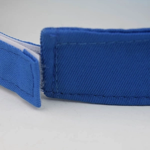 Vue détaillée du tissu en sergé bleu et de la sangle réglable en velcro du chapeau de soleil