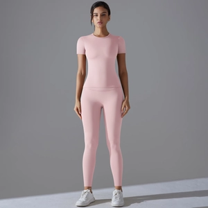 Vista frontale del set yoga rosa con top aderente e leggings a vita alta sportivi