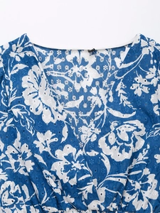 Top blu con scollo a V e stampa floreale, ricamo a occhielli e dettaglio orlo elastico