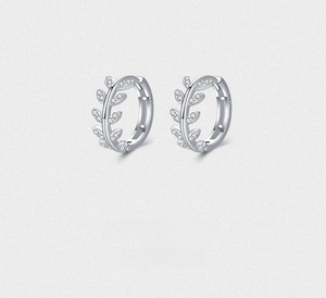 Vue détaillée des créoles en argent S925 avec motif de feuilles serties de diamants