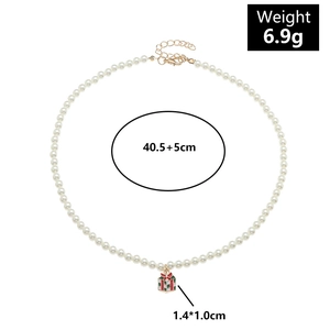 Detail view of pearl necklace with gift box pendant including size 40.5+5cm and 6.9g weight