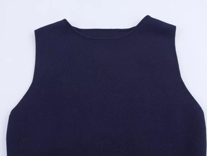 Detailaufnahme des dunkelblauen ärmellosen Strickkleids mit feiner Rippenstruktur am Ausschnitt