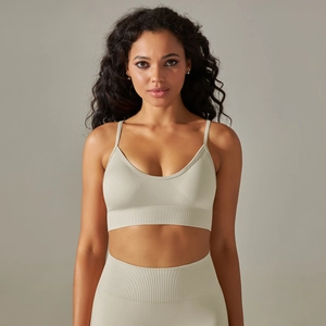Dettaglio della trama a costine del reggiseno sportivo beige senza cuciture con scollo a V