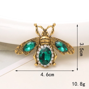Macro del ciondolo ape vintage con cristalli verdi, dimensioni 4,6 cm x 3,5 cm di altezza