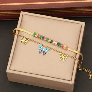 Detailansicht der zweilagigen Goldkette mit Edelsteinen und Schmetterlingsanhängern