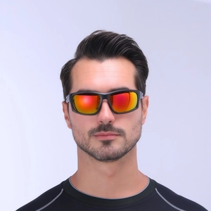 Vista frontale di un modello con occhiali da sole sportivi a specchio arancioni e montatura nera