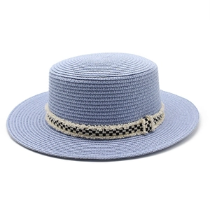 Chapeau de paille boater bleu clair avec ruban à damier effiloché pour protection solaire