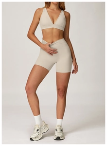 Détails de l'ensemble brassière de sport beige et short avec décolleté en V