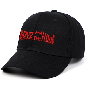 Cappellino da baseball classico in cotone nero con ricamo rosso Boyz N The Hood su bianco