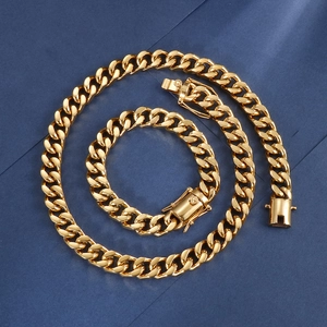 Ensemble collier et bracelet en maille gourmette dorée avec fermoir de sécurité