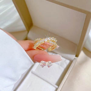 Bague croisée ajustable dorée avec pavé de zircons étincelants pour femmes