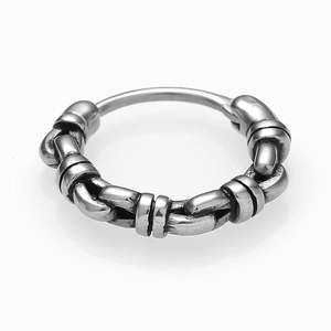 Boucle d'oreille punk argent vintage avec texture de chaîne et finition métal poli