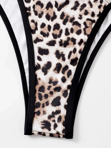 Dettaglio del costume da bagno leopardato con bordo elastico nero e cuciture rifinite