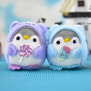 Detailansicht süßer lila und blau Pinguin-Plüsch-Anhänger mit kleinen Süßigkeiten
