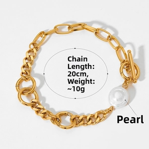 Detail eines Goldkettenarmbands mit OT-Verschluss und eleganter weißer Perle