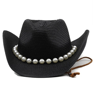 Schwarzer Stroh-Cowboyhut mit weißer Perlenkette und verstellbarem braunem Kinnriemen