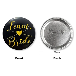 Team Bride button 58mm met gouden glitterletters en achterkant met veiligheidsspeld