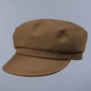 Gros plan d'une casquette gavroche marron à texture sergée montrant le tissu tricoté