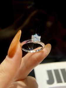 Klassischer Sechserkrappen-Moissanit-Diamantring aus S925 Sterlingsilber für Damen.