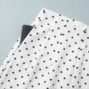 Détail du pantalon à pois avec poche latérale et fermeture à glissière invisible