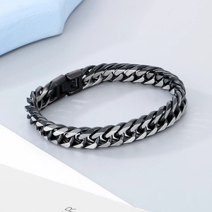 Vue détaillée du bracelet gourmette bicolore noir et argenté avec fermoir pliant