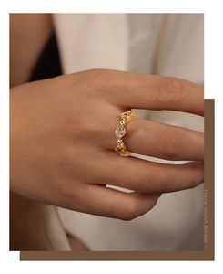 Detail eines goldenen Wabenrings mit Zirkon-Inlays und Motiven des bösen Blicks