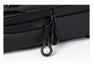 Detail des Doppelreißverschlusssystems mit rutschfesten Schlaufen an der Brusttasche