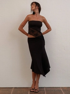 Ensemble noir chic avec haut bandeau en dentelle et jupe longue asymétrique pour femmes