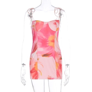Détail de mini robe rose fleurie montrant le bustier et les nœuds aux fines bretelles