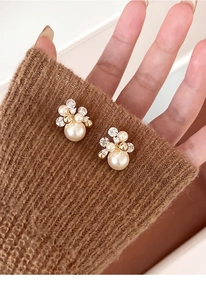 Vue détaillée des boucles d'oreilles fleurs en perles et zircons plaquées or 18 carats