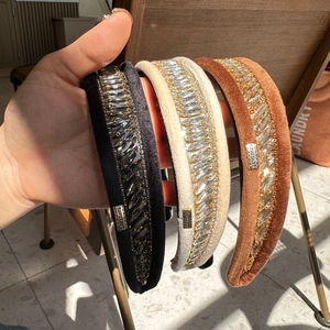 Détail de serre-têtes de luxe en velours avec strass brillants et décor de chaîne en métal