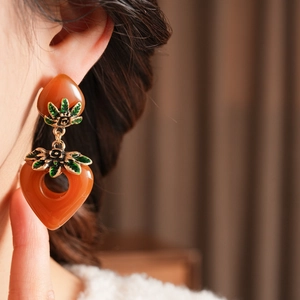 Detailansicht der bernsteinfarbenen Harz-Herzohrringe mit Vintage-Blumendekor