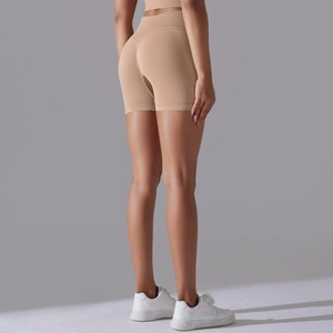 Détail du short de yoga sans couture taille haute avec couture galbante beige
