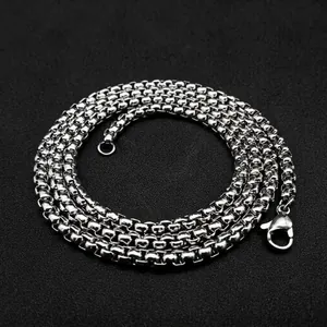 Détail d'un collier chaîne box carrée en acier inoxydable 304 avec fermoir mousqueton