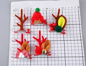 Detailansicht der Rentier-Geweih und Weihnachtsmützen Haarklammern mit Maßtabelle