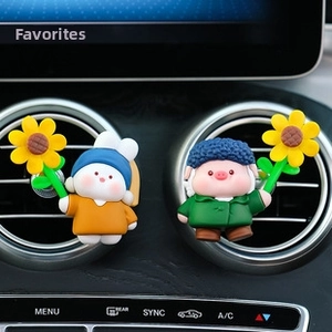 Creative cartoon rabbit and pig car air vent clips inspired by classic famous paintings