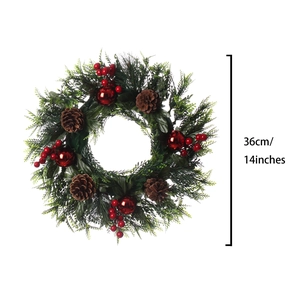 Détail d'une couronne de Noël avec pommes de pin et baies rouges de 14 pouces de large
