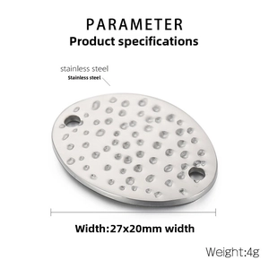 Vue macro d'un pendentif ovale martelé en inox 27x20mm avec deux trous pour bijoux DIY
