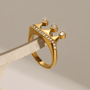 Bague couronne élégante plaquée or 18 carats avec zircons brillants sur socle en pierre