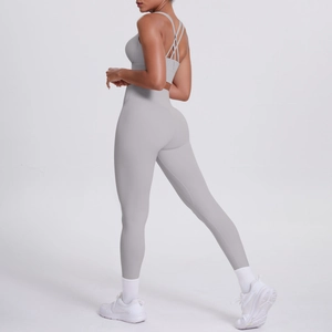 Détail de l'ensemble de yoga gris clair avec brassière à dos croisé et legging taille haute