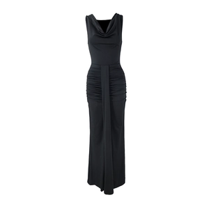 Détail d'une robe de soirée noire sans manches avec col bénitier et drapés froncés