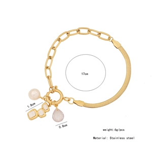 Dettaglio del bracciale in acciaio inox con ciondolo a goccia rosa e perle sintetiche