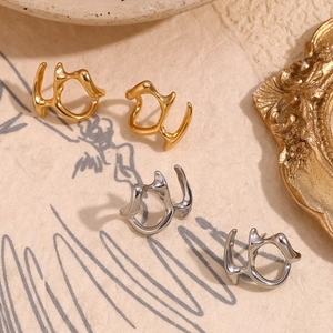 Boucles d'oreilles abstraites en métal liquide plaqué or 18 carats au design ondulé