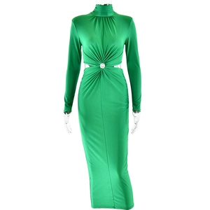 Détail de la découpe latérale et de la boucle en strass sur la robe verte ajustée