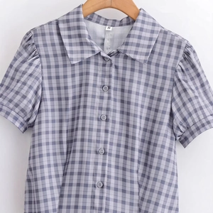 Abito a camicia corta a scacchi da donna con colletto su gruccia di legno, taglia S