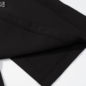 Vue macro de l'ourlet à double couture et de la texture tissée de l'ensemble jupe noire